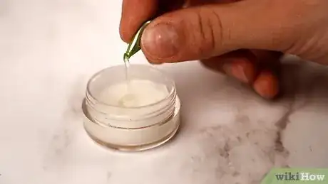 Imagen titulada Make Lip Gloss with Honey Step 13