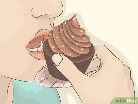Imagen titulada Eat a Cupcake Step 3