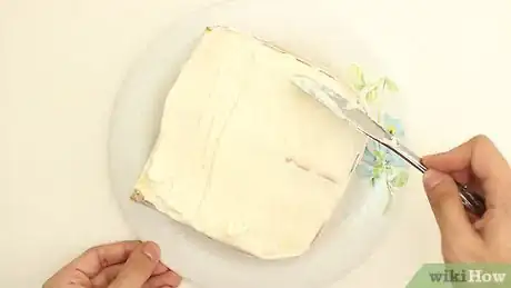 Imagen titulada Put Sprinkles on the Side of a Cake Step 4