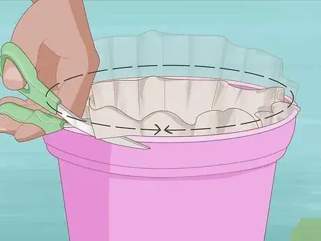 Imagen titulada Make Pot Liners for Plants Step 3