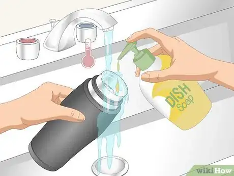 Imagen titulada Clean a Moldy Water Bottle Step 2