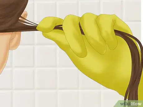 Imagen titulada Do a Strand Test Before Dyeing Your Hair Step 4