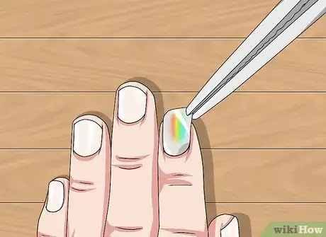 Imagen titulada Make Holographic Nails Step 13