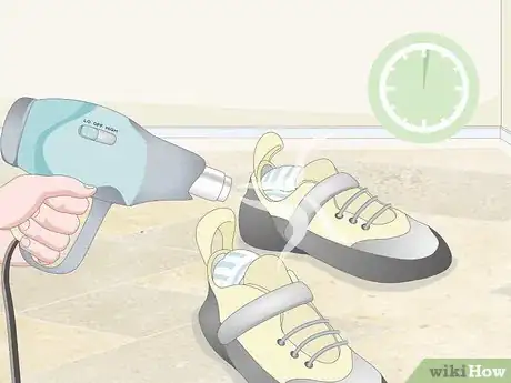 Imagen titulada Stretch Rock Climbing Shoes Step 2