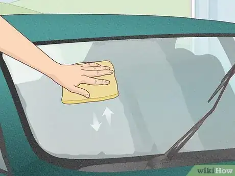 Imagen titulada Clean a Glass Windshield Step 3
