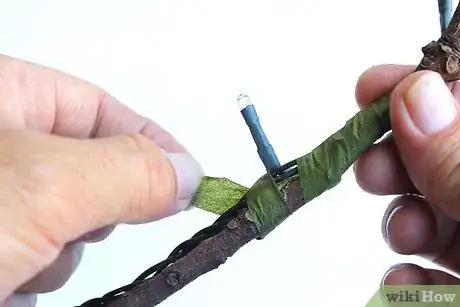 Imagen titulada String Christmas Tree Lights Step 9