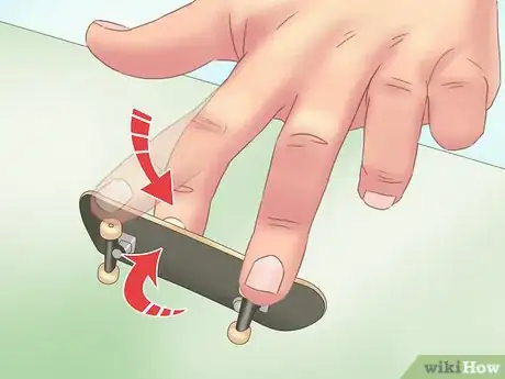 Imagen titulada Kickflip on a Tech Deck Step 6