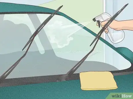 Imagen titulada Clean a Glass Windshield Step 5
