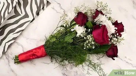 Imagen titulada Wrap Flowers Step 17