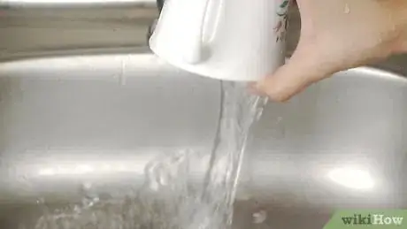 Imagen titulada Clean Tea Stains from Cups Step 1
