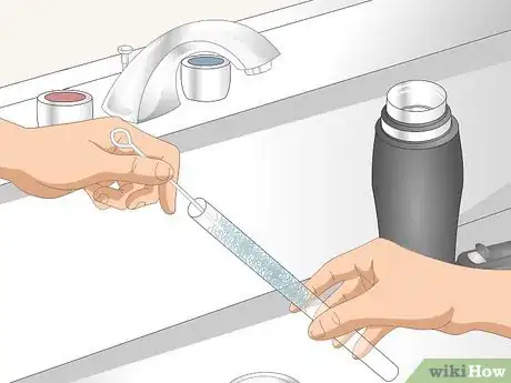 Imagen titulada Clean a Moldy Water Bottle Step 5
