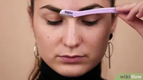 Imagen titulada Shape Your Eyebrows with a Razor Step 12