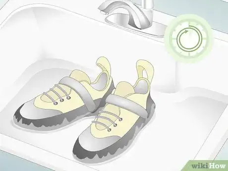 Imagen titulada Stretch Rock Climbing Shoes Step 17