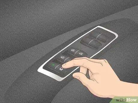 Imagen titulada Manually Roll Up a Power Window Step 1