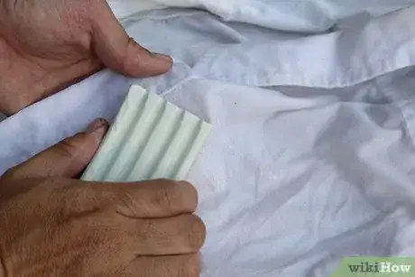 Imagen titulada Remove Dried Blood Stains from Fabric Step 7