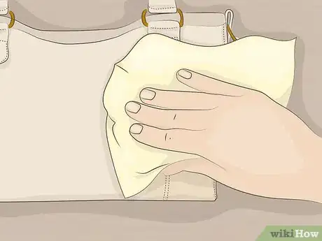 Imagen titulada Remove Jean Stains from Leather Step 8