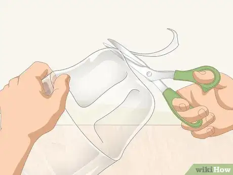 Imagen titulada Cut a Plastic Bottle Step 7