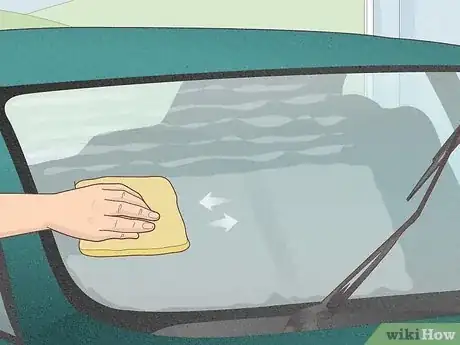 Imagen titulada Clean a Glass Windshield Step 4