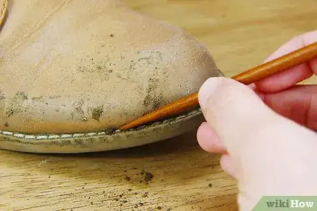 Imagen titulada Clean Muddy Shoes Step 4