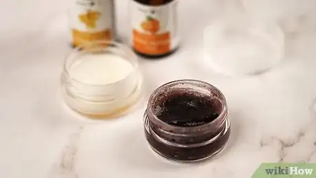 Imagen titulada Make Lip Gloss with Honey Step 14