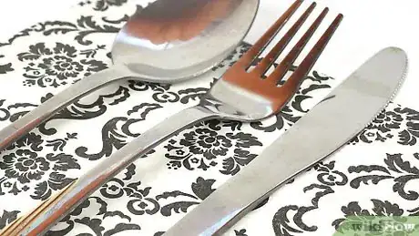 Imagen titulada Wrap Silverware in Paper Napkins Step 1