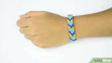 Imagen titulada Make a Chevron Friendship Bracelet Step 8