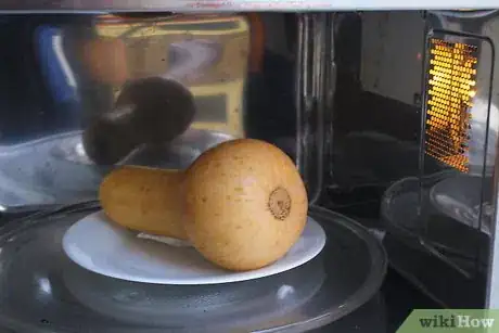 Imagen titulada Cook Butternut Squash in the Microwave Step 3