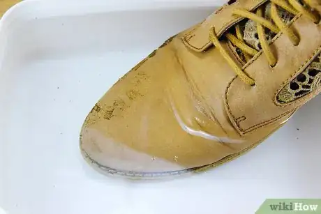 Imagen titulada Clean Muddy Shoes Step 6