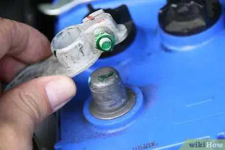 Imagen titulada Remove Car Battery Terminals Step 5
