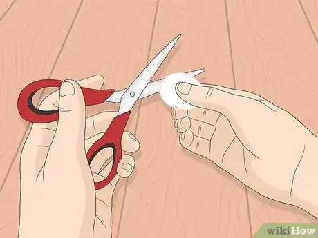 Imagen titulada Clean Adhesive from Scissors Step 3