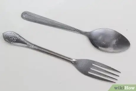 Imagen titulada Make Wind Chimes From Old Silverware Step 4