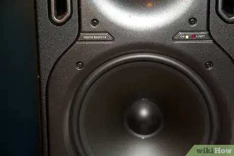 Imagen titulada Set Up a Simple One Microphone Sound System Step 1