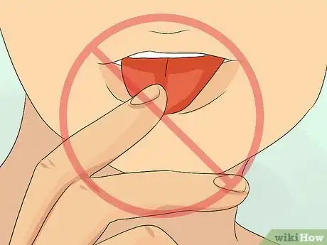 Imagen titulada Put In and Take Out Contacts Step 14