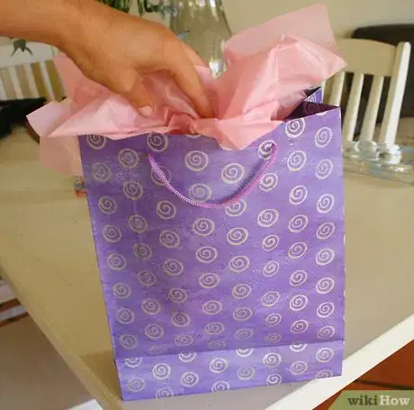Imagen titulada Place scrunch tissue into bag Step 2
