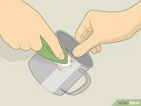 Imagen titulada Clean Rust and Stains from a Tin Step 11