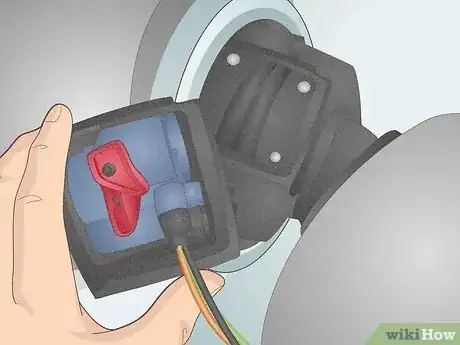 Imagen titulada Open Gas Tank Step 10