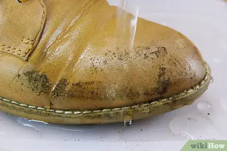 Imagen titulada Clean Muddy Shoes Step 5