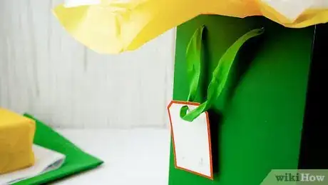 Imagen titulada Wrap with Tissue Paper Step 18