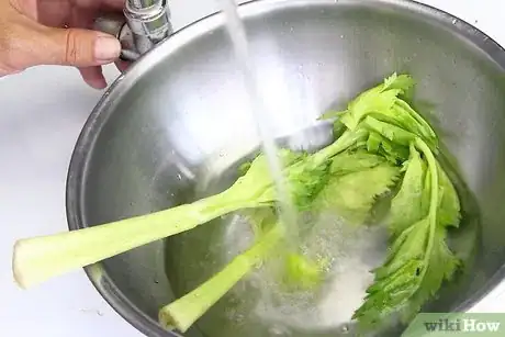 Imagen titulada Cut Celery Step 2