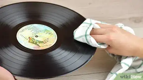 Imagen titulada Clean Vinyl Records Step 14