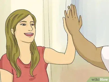 Imagen titulada Tell if a Girl Wants to Hold Hands Step 6
