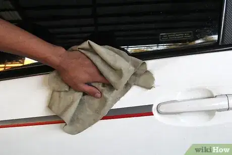 Imagen titulada Remove Tree Sap From Your Car Step 1