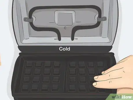 Imagen titulada Clean a Waffle Iron Step 7