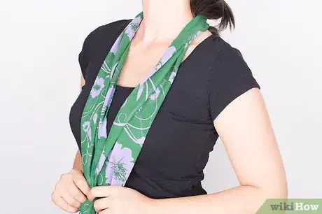Imagen titulada Wear a Scarf With a T Shirt Step 2
