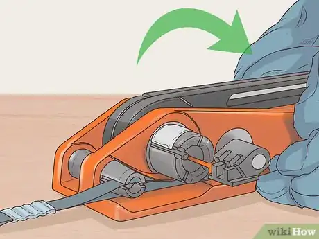 Imagen titulada Use a Uline Strapping Tool Step 8