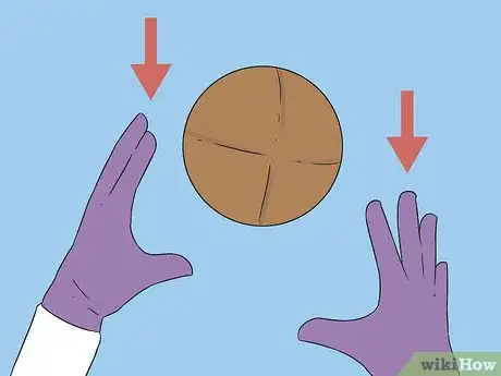 Imagen titulada Catch a Football Step 2