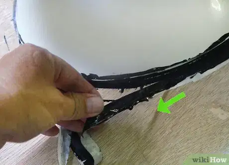 Imagen titulada Caulk Around a Toilet Step 8