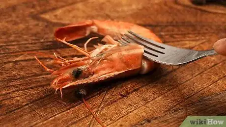 Imagen titulada Peel a Cooked Prawn Step 8