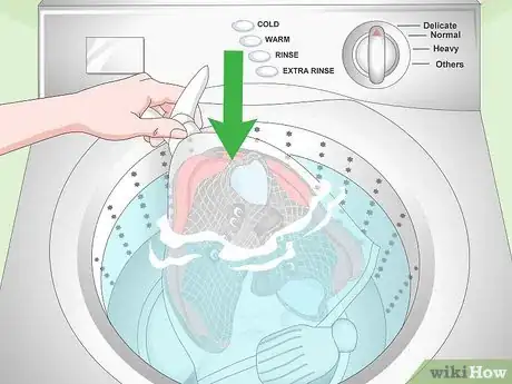 Imagen titulada Clean Mesh Shoes Step 10