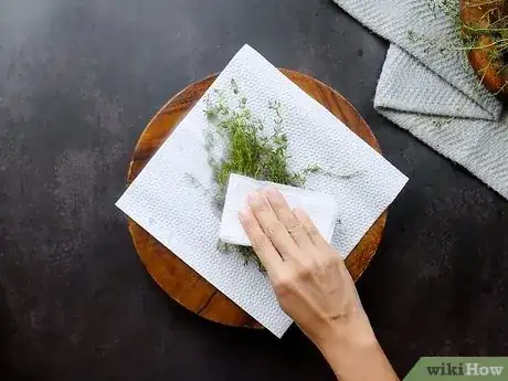 Imagen titulada Prepare and Store Fresh Thyme Step 5